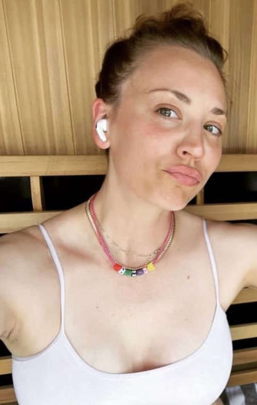 Kaley Cuoco Stunned Photos